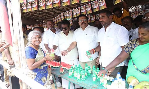 காட்பாடி- சித்தூர் பஸ் நிலையத்தில் தண்ணீர் பந்தல் திறப்பு