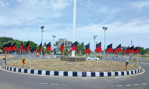 10 கிலோ மீட்டர் தூரம் 3 ஆயிரம் தி.மு.க. கொடிகள் பறக்க விட்டு உற்சாக வரவேற்பு