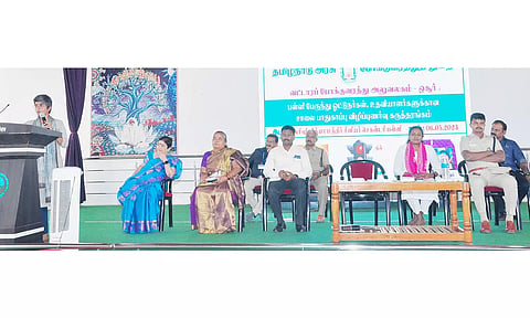 நிகழ்ச்சியில், ஓசூர் மாநகராட்சி ஆணையாளர் சினேகா, பேசியபோது எடுத்த படம்.