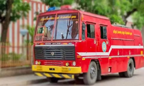 தக்கலை அருகே கிணற்றில் தவறி விழுந்த தொழிலாளி - தீயணைப்பு படையினர் மீட்டனர்