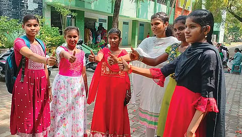 சேலம் குகை அரசு மேல்நிலைப்பள்ளியில் தேர்வு முடிவுகளை பார்த்த மாணவிகள் வெற்றிக்களிப்புடன் வந்த காட்சி.