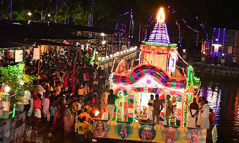 நீலகண்டப்பிள்ளையார் கோவிலில் தெப்ப திருவிழா நடந்தது.