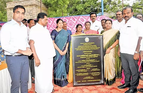 மீன்வளத்துறை ஒருங்கிணைந்த அலுவலக கட்டிடம் அமைக்கும் பணிகளுக்கு கனிமொழி எம்.பி. அடிக்கல் நாட்டினார். அருகில் அமைச்சர்கள் அனிதா ராதாகிருஷ்ணன்,  கீதாஜீவன், கலெக்டர் செந்தில்ராஜ், மேயர் ஜெகன் பெரியசாமி மற்றும் பலர் உள்ளனர்.