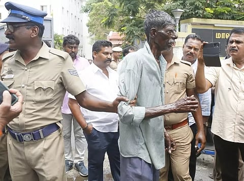 கோவை கலெக்டர் அலுவலகம் முன்பு கட்டிட தொழிலாளி மண்எண்ணெய் ஊற்றி  தீ குளிக்க முயற்சி