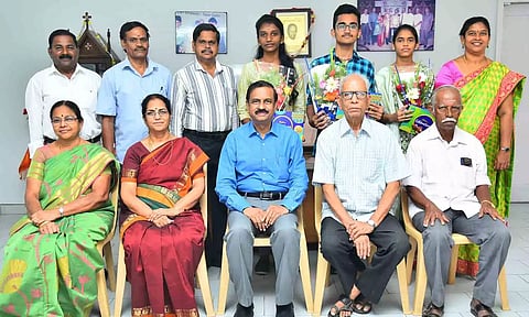 சாதனை படைத்த பள்ளி மாணவர்களை  பள்ளி தாளாளர் பிரடெரிக் ரெஜிஸ், மருத்துவ இயக்குனர் ஜீத்தா பிரடெரிக், முதல்வர் அல்போன்ஸ் ஹில்டா, ஆகியோர் பாராட்டி வாழ்த்து தெரிவித்தனர்.