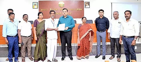 சிறப்பாக பணியாற்றிய ஊழியர்களுக்கு கலெக்டர் துரை ரவிச்சந்திரன் சான்றிதழ் வழங்கிய காட்சி.