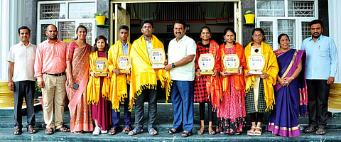 பர்கூர் வேளாங்கண்ணி பள்ளியில் பிளஸ்-2 அரசு பொதுத் தேர்வில் முதல் 5 இடங்களை பிடித்து சாதனை படைத்த மாணவர்களை பாராட்டி, பள்ளியின் தாளாளர் கூத்தரசன், பொன்னாடை அணிவித்து, கேடயங்களை வழங்கினார்.&nbsp;