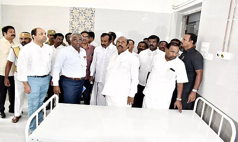 ஈரோடு அரசு தலைமை மருத்துவமனையில் கட்டப்பட்டுள்ள புதிய கட்டிடத்தில் அமைச்சர்கள் எ.வ.வேலு, சு.முத்துசாமி ஆகியோர் ஆய்வு மேற்கொண்டனர்.&nbsp;
