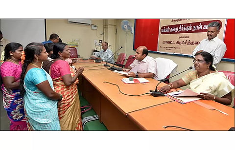 கிருஷ்ணகிரி மாவட்ட கலெக்டர் அலுவலக கூட்டரங்கில் மக்கள் குறை தீர்க்கும் நாள் கூட்டம் மாவட்ட கலெக்டர் தீபக் ஜேக்கப் தலைமையில் நடைபெற்றது. அருகில் மாவட்ட வருவாய் அலுவலர்  ராஜேஸ்வரி, மாவட்ட கலெக்டர் நேர்முக உதவியாளர் (பொது)  வேடியப்பன் ஆகியோர் உள்ளனர்.
