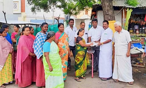 புதிய உறுப்பினர்கள் சேர்க்கை முகாம்  கவுன்சிலர் ராதாகிருஷ்ணன் தலைமையில் நடந்த போது எடுத்த படம்.
