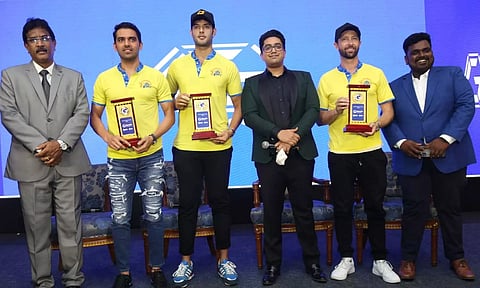 சிஎஸ்கே வீரர்களுக்கு விருது வழங்கிய கருடா ஏரோஸ்பேஸ் நிறுவனம்