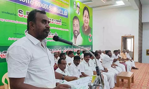 ஆலோசனை கூட்டத்தில் முன்னாள்  அமைச்சர் எஸ்.பி., வேலுமணி பேசிய காட்சி.