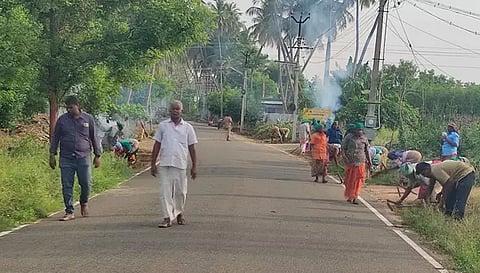 பொத்தனூர் பேரூராட்சி தலைவர் கருணாநிதி தலைமையில் தூய்மை பணி நடைபெற்ற போது எடுத்த படம்.