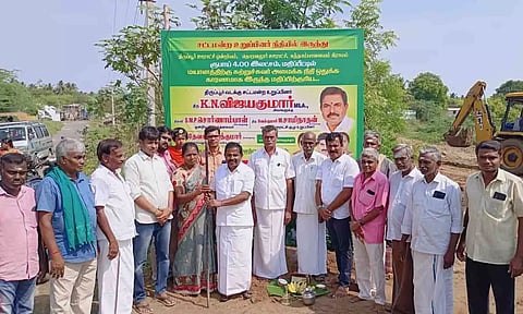 &nbsp;எம்.எல்.ஏ., கே. என்.விஜயகுமார் பணிகளை தொடங்கி வைத்த காட்சி.