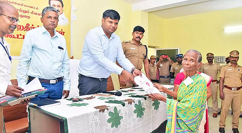 கூட்டத்தில் நலத்திட்ட உதவிகளை கலெக்டர் கார்த்திகேயன் வழங்கிய காட்சி.&nbsp;