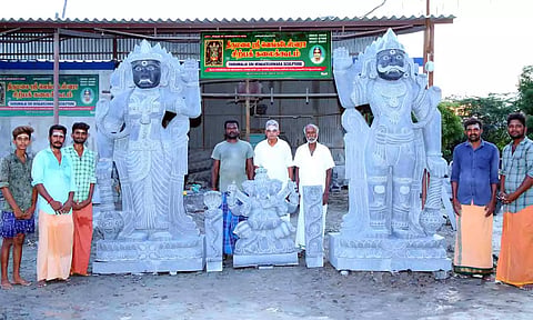 ஆண் முனி மற்றும் பெண் முனி சிலைகளை படத்தில் காணலாம்.