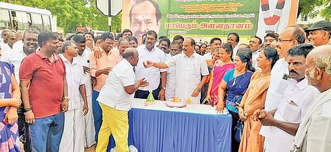 கோவில்பட்டியில் முன்னாள் முதல்-அமைச்சர் எடப்பாடி பழனிசாமி  பிறந்தநாள் விழாவையொட்டி கடம்பூர் ராஜூ எம்.எல்.ஏ. அன்னதானம் வழங்கிய போது எடுத்தபடம்.
