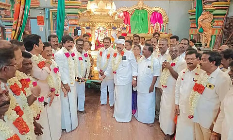 மணக்குள விநாயகர் கோவிலில் அ.தி.மு.க.வினர் தங்கதேர் இழுத்து வழிபட்டனர்.