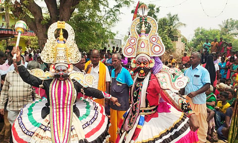 துரியோதனன் பீமன் வேடம் அணிந்த நாடக நடிகர்கள் நடித்தனர்.