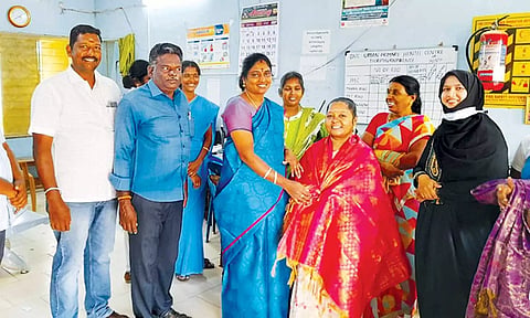 செவிலியர்களுக்கு பொன்னாடை அணிவித்து கவுரப்படுத்திய நகர்மன்ற தலைவர் கவிதாபாண்டியன்.