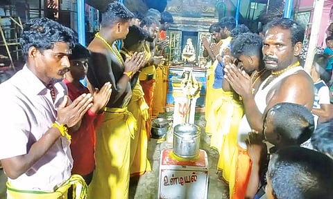 கோவில் திருவிழா காப்பு கட்டுதல் நிகழ்ச்சியோடு தொடங்கியது.
