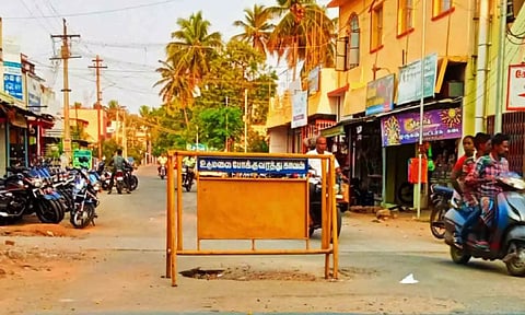 சேதமடைந்த தரைமட்ட பாலங்களை படத்தில் காணலாம்.&nbsp;