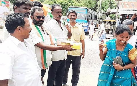 ெபாதுமக்களுக்கு இனிப்பு வழங்கிய காங்கிரசார்