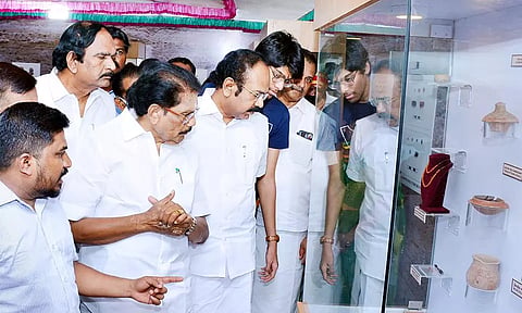 தொல்பொருள் கண்காட்சியை அமைச்சர்கள் சாத்தூர் ராமச்சந்திரன், தங்கம் தென்னரசு ஆகியோர் திறந்து வைத்து பார்வையிட்டனர்.