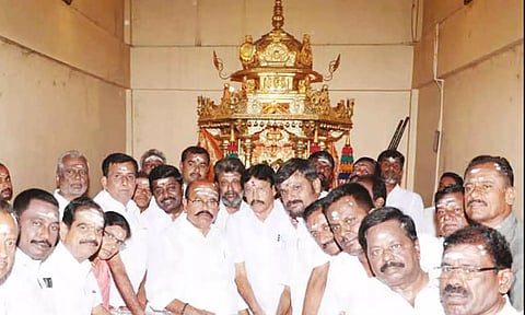 சிவன்மலை முருகன் கோவிலில் தங்கத்தேர் இழுத்து சிறப்பு வழிபாடு செய்த காட்சி.&nbsp;
