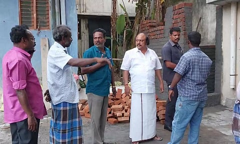 அனிபால் கென்னடி எம்.எல்.ஏ, கட்டிட பணியை  தொடங்கிவைத்த காட்சி.