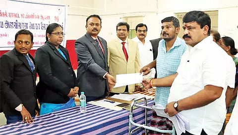 பாதிக்கப்பட்ட குடும்பத்தினரிடம்  மாவட்ட முதன்மை நீதிபதி குணசேகரன் இழப்பீடு பெறுவதற்கான உத்தரவினை வழங்கி போது எடுத்த படம்.