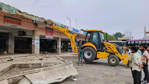 மேட்டுப்பாளையத்தில் 40 ஆண்டுகள் பழமையான பஸ் நிலையம் பராமரிப்பு பணிக்காக இடித்து அகற்றம்