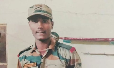 வாகனம் மோதி ராணுவ வீரர் பலி