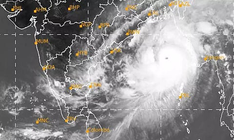 மோக்கா புயல் கரையை கடந்தது- 3 மணி நேரத்தில் வலுவிழக்கும் என வானிலை ஆய்வு மையம் தகவல்