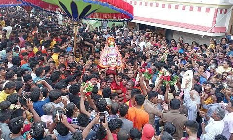 மக்கள் வெள்ளத்தில் மிதந்து வந்த கெங்கையம்மன் சிரசு