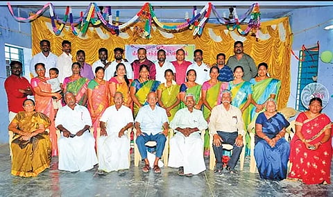 முன்னாள் மாணவர்கள் சந்திப்பு நிகழச்சி நடந்தபோது எடுத்த படம்.
