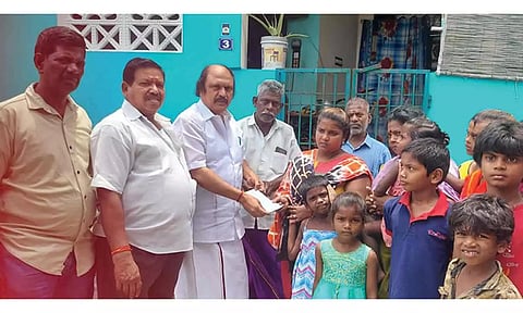 அனிபால் கென்னடி எம்.எல்.ஏ அங்கு சென்று&nbsp; பாதிப்புக்கு உள்ளானவர்களை சந்தித்து ஆறுதல் கூறிய காட்சி.