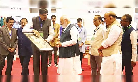 பிரதமர் மோடிக்கு நிப்ட்-டீ இன்குபேஷன் மையம் சார்பில் முதன்மை ஆலோசகர் மற்றும் அடல் இயக்குனர் ராஜா எம்.சண்முகம், தலைவர் பி.மோகன் ஆகியோர் பரிசு வழங்கியபோது எடுத்தபடம்.
