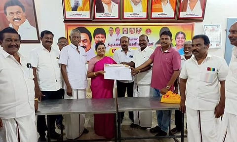 உறுப்பினர் சேர்க்கை படிவங்களை அமைச்சர் கீதாஜீவன் பெற்றுக்கொண்டபோது எடுத்த படம்.