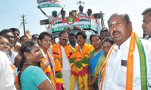 மன்னார்புரம் சந்திப்பில் ரூபி மனோகரன் எம்.எல்.ஏ.தலைமையில், நினைவு ஜோதிக்கு வரவேற்பு அளிக்கப்பட்ட போது எடுத்தபடம்.
