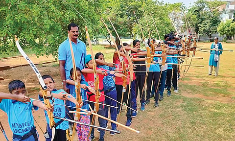 வில்வித்தை பயிற்சியில் கலந்துகொண்டவர்களை படத்தில் காணலாம்.