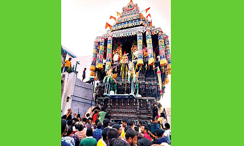 நிலைக்கு வந்தடைந்த தேரை படத்தில் காணலாம். 
