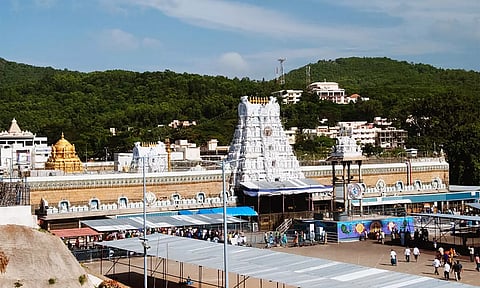 திருப்பதியில் சாமி தரிசனத்துக்கு 36 மணி நேரமாகிறது: 3 கிலோ மீட்டர் வரிசையில் நிற்கிறார்கள்