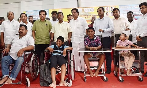 மாற்றுத்திறனாளிகளுக்கு அமைச்சர் மூர்த்தி உதவி உபகரணங்களை வழங்கினார்.