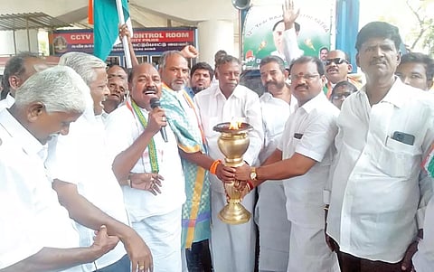 முன்னாள் மத்திய மந்திரி தனுஷ்கோடி ஆதித்தன் தலைமையில் வரவேற்பு அளிக்கப்பட்ட போது எடுத்தபடம்.