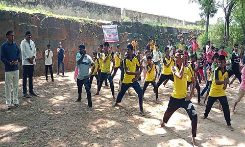 வேலூர் அருங்காட்சியகத்தில் அடிமுறை பயிற்சியில் ஈடுபட்டனர்.&nbsp;