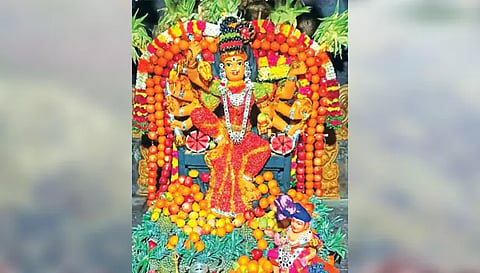 மேச்சேரி பத்ரகாளி அம்மன், சந்தன காப்பு மற்றும் பழங்களால் அலங்காரம் செய்யப்பட்டு பக்தர்களுக்கு அருள்பாலித்த காட்சி.
