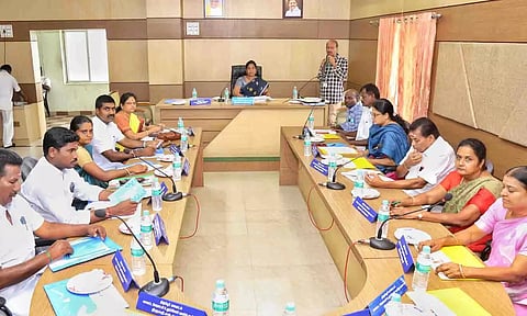 ஊராட்சிக்குழு கூட்டம் நடைபெற்ற காட்சி.