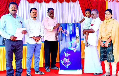 நேஷனல் ஷாப்பிங் மால் வாடிக்கையாளர்களுக்கு பரிசு