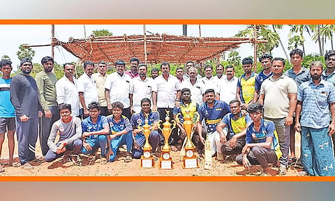 க.உவரியில் கிரிக்கெட் போட்டி - மாவட்ட பஞ்சாயத்து தலைவர்  வி.எஸ்.ஆர்.ஜெகதீஷ் தொடங்கி வைத்தார்